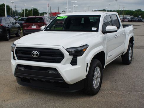 Used 2025 Toyota Tacoma SR5 AWD/4WD image 2