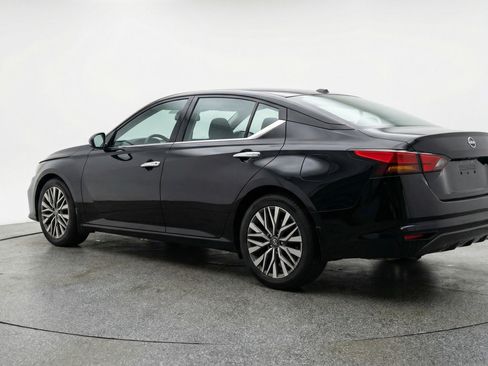 Used 2025 Nissan Altima 2.5 SV FWD image 6