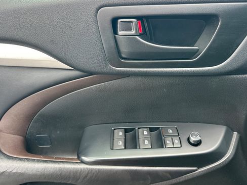 Certified 2019 Toyota Highlander Plus FWD image 11