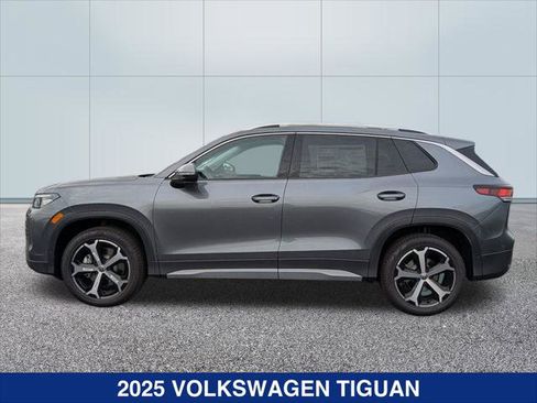 New 2025 Volkswagen Tiguan SE image 2
