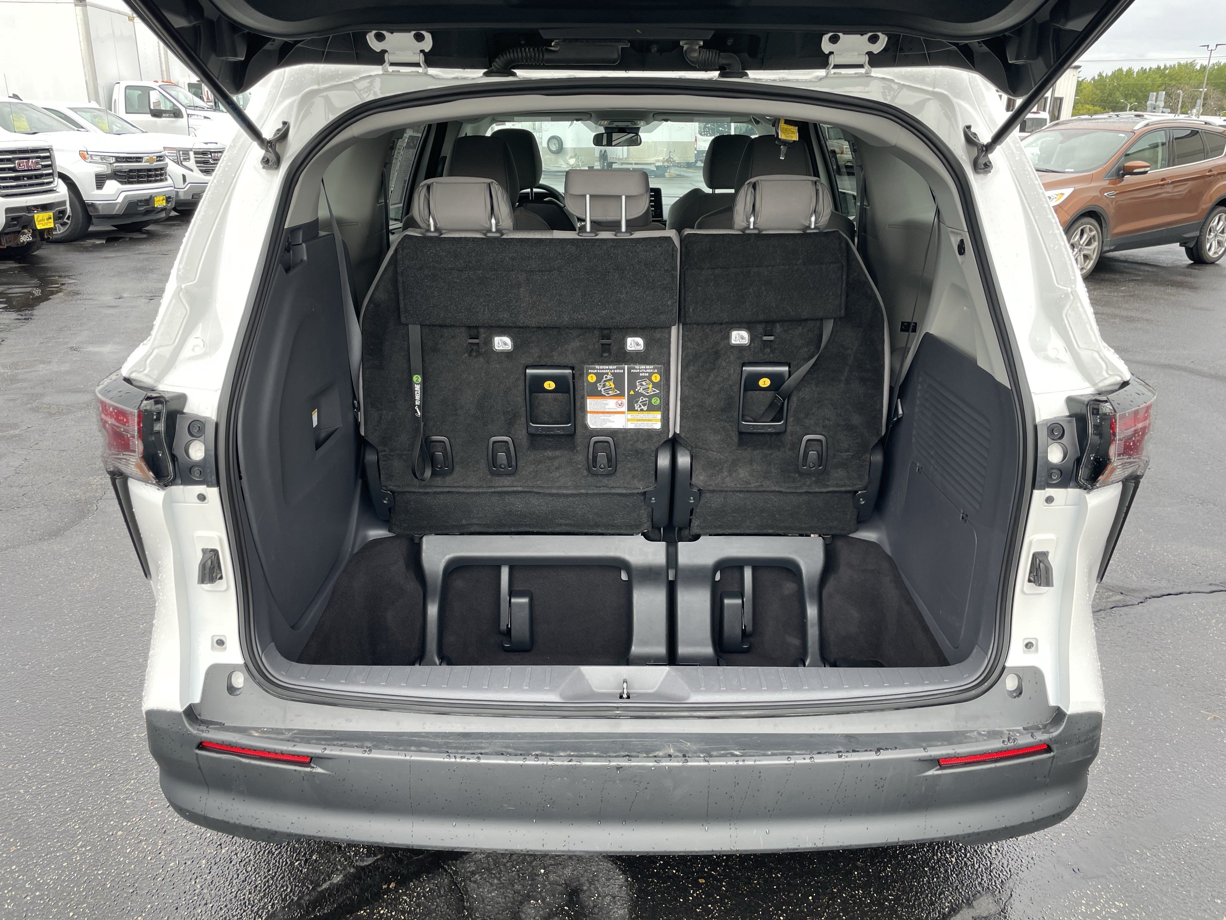 Used 2023 Toyota Sienna LE AWD/4WD image 6