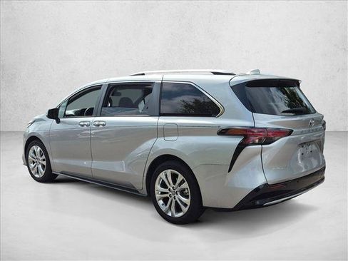 Used 2023 Toyota Sienna Platinum FWD image 3