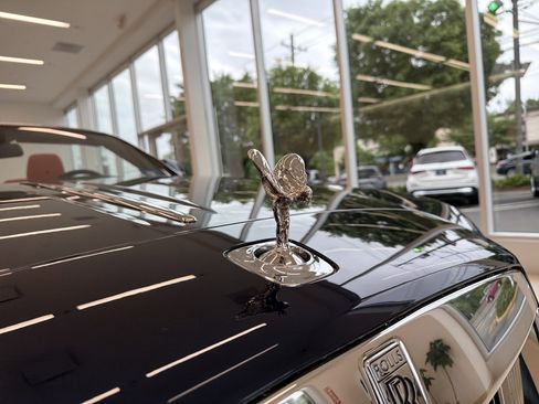 Certified 2018 Rolls-Royce Dawn RWD image 39