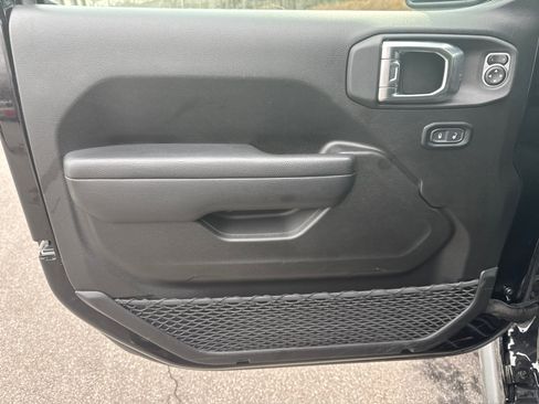 Used 2025 Jeep Wrangler Willys image 10