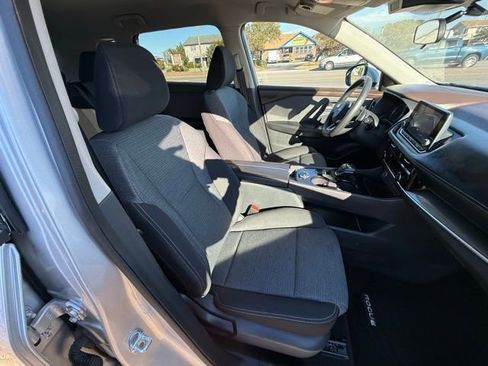 Used 2022 Nissan Rogue SV image 11