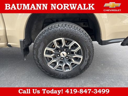 Used 2024 Chevrolet Colorado Z71 w/ Z71 Convenience Package 2 AWD/4WD image 18