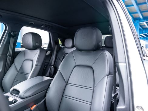 Certified 2025 Porsche Cayenne AWD/4WD image 5