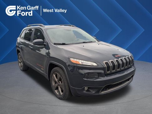 Used 2017 Jeep Cherokee Latitude w/ Comfort/Convenience Group AWD/4WD image 1