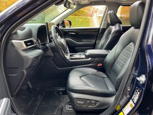 Used 2023 Toyota Highlander XLE image 8