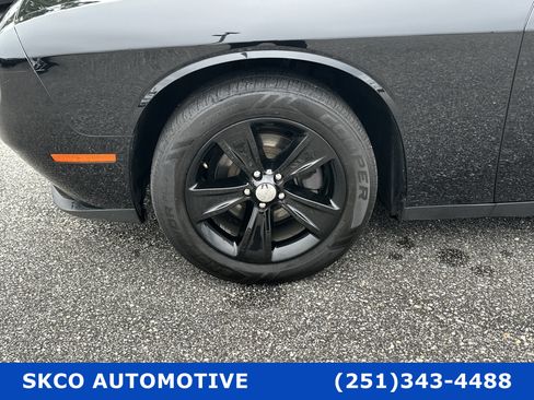 Used 2019 Dodge Challenger SXT image 9