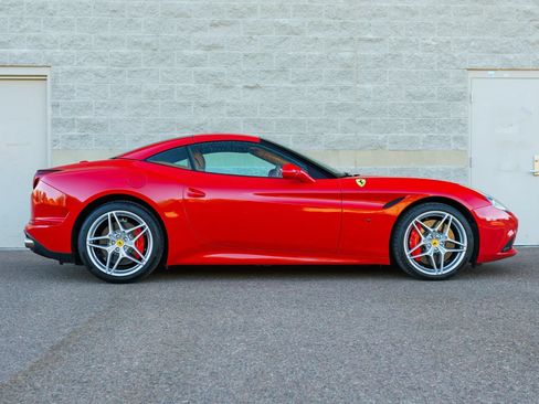 Used 2015 Ferrari California T RWD image 31