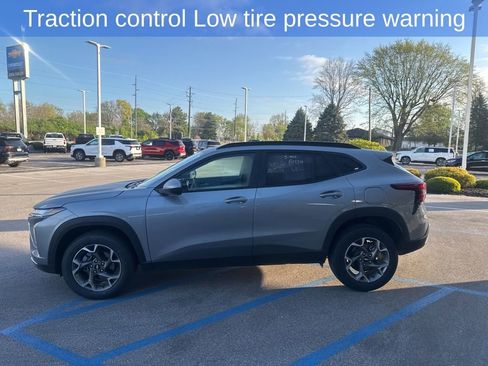 Used 2025 Chevrolet Trax LT FWD image 7