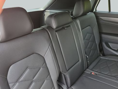 Used 2024 Volkswagen Atlas Cross Sport SE FWD image 24