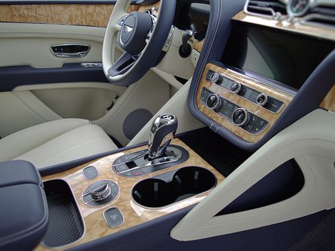 Certified 2023 Bentley Bentayga AWD/4WD image 22