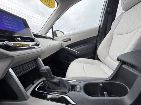 Certified 2025 Toyota Corolla Cross LE image 24