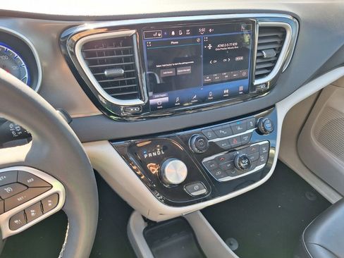 Used 2023 Chrysler Pacifica Touring-L image 13