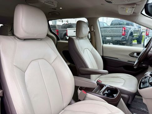 Used 2017 Chrysler Pacifica Touring-L FWD image 24