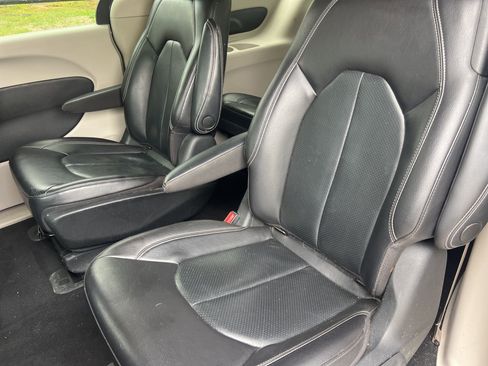 Used 2022 Chrysler Pacifica Touring-L image 15