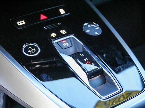 Used 2025 Audi Q4 e-tron Premium w/ Convenience Package image 20