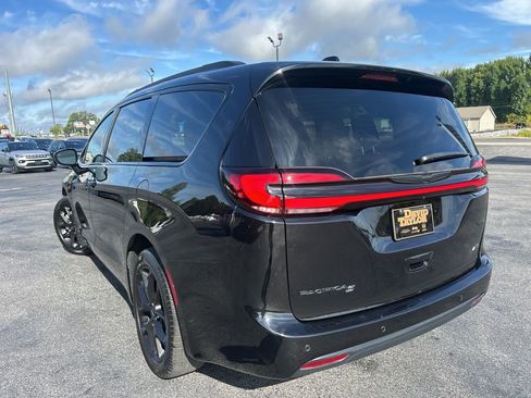 Used 2024 Chrysler Pacifica Touring-L w/ Uconnect Theater Family Group image 6