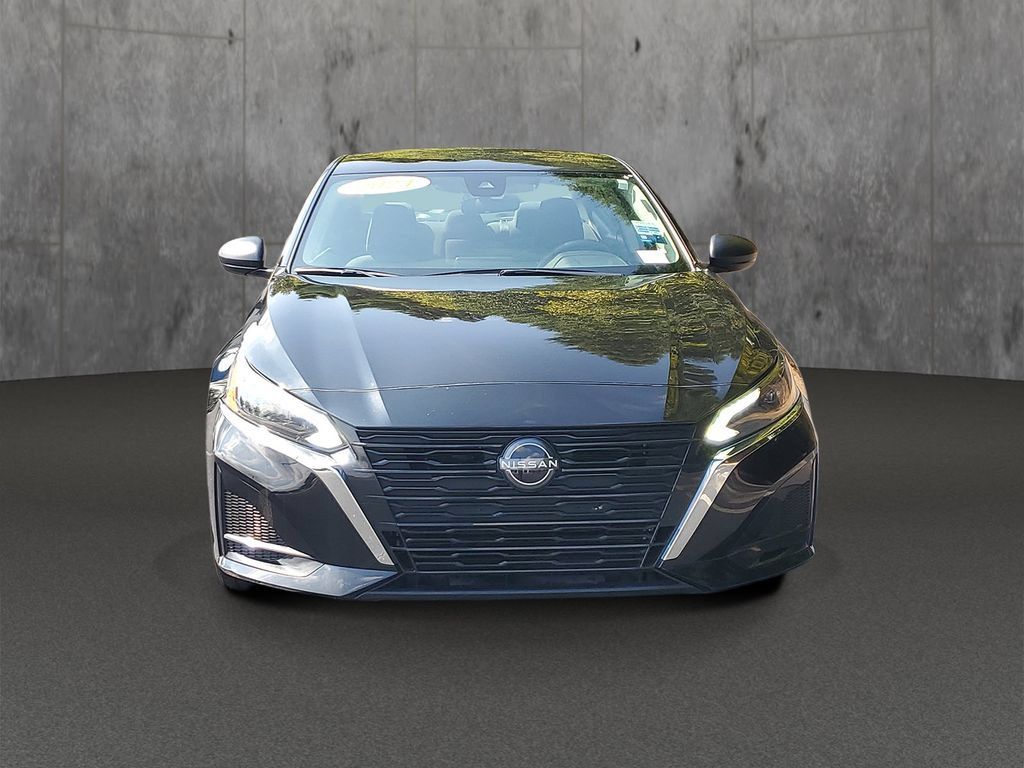 Used 2024 Nissan Altima 2.5 SV FWD image 2