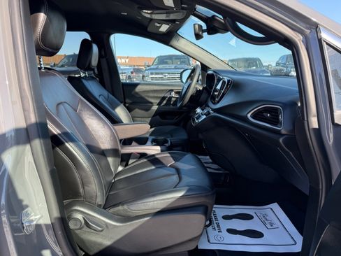 Used 2025 Chrysler Pacifica Select image 11