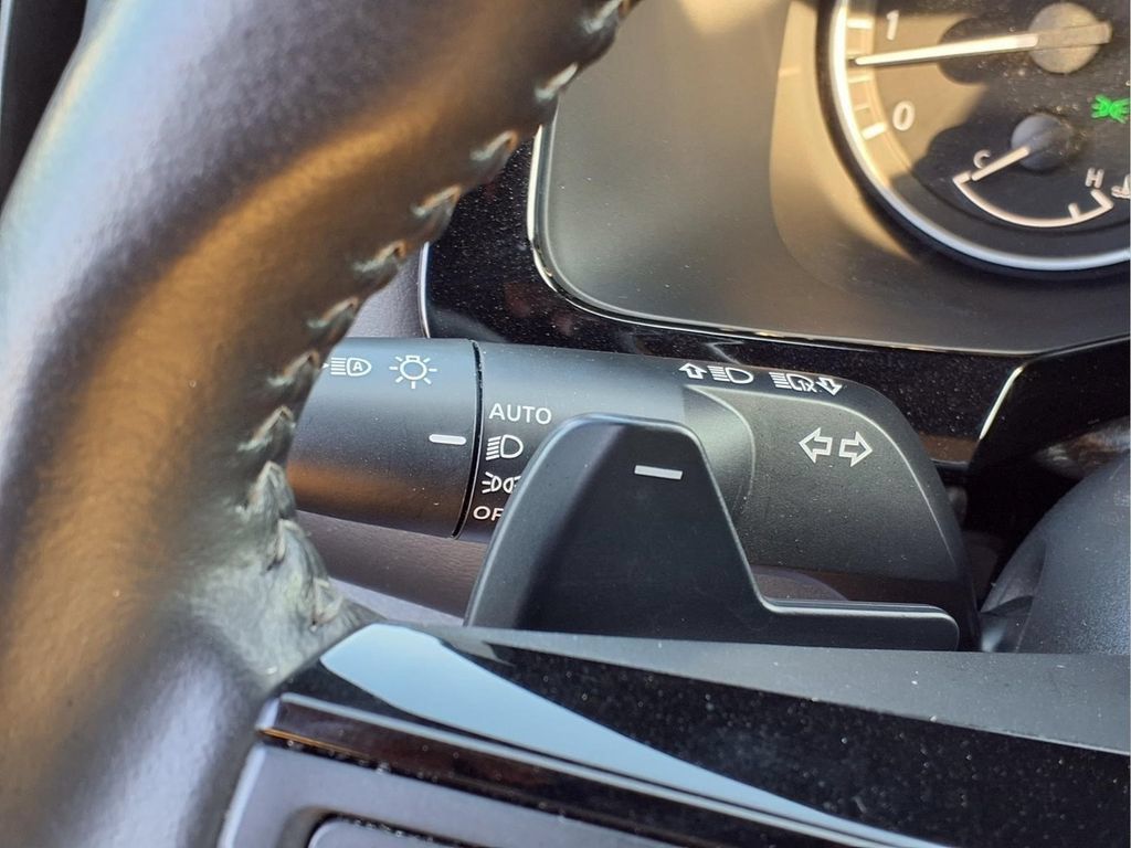 Used 2025 Nissan Pathfinder SL FWD image 19