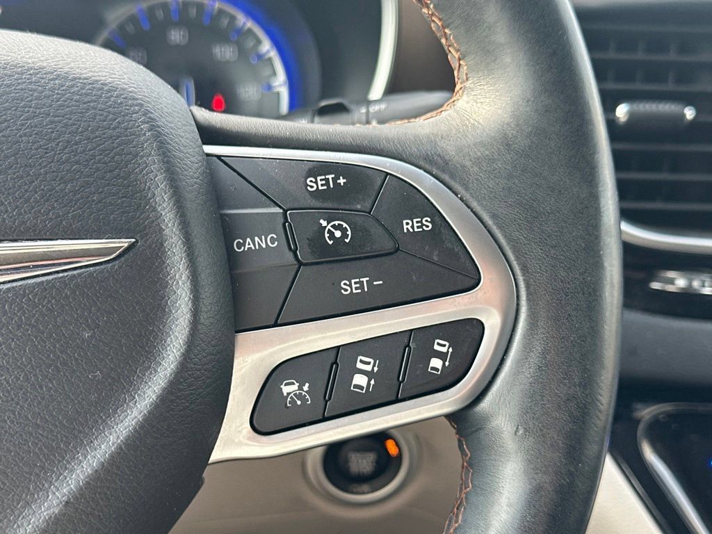 Used 2017 Chrysler Pacifica Touring-L Plus w/ Advanced Safetytec Group FWD image 21