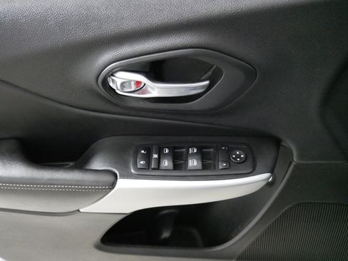 Used 2018 Jeep Cherokee Latitude Plus w/ Cold Weather Group image 19