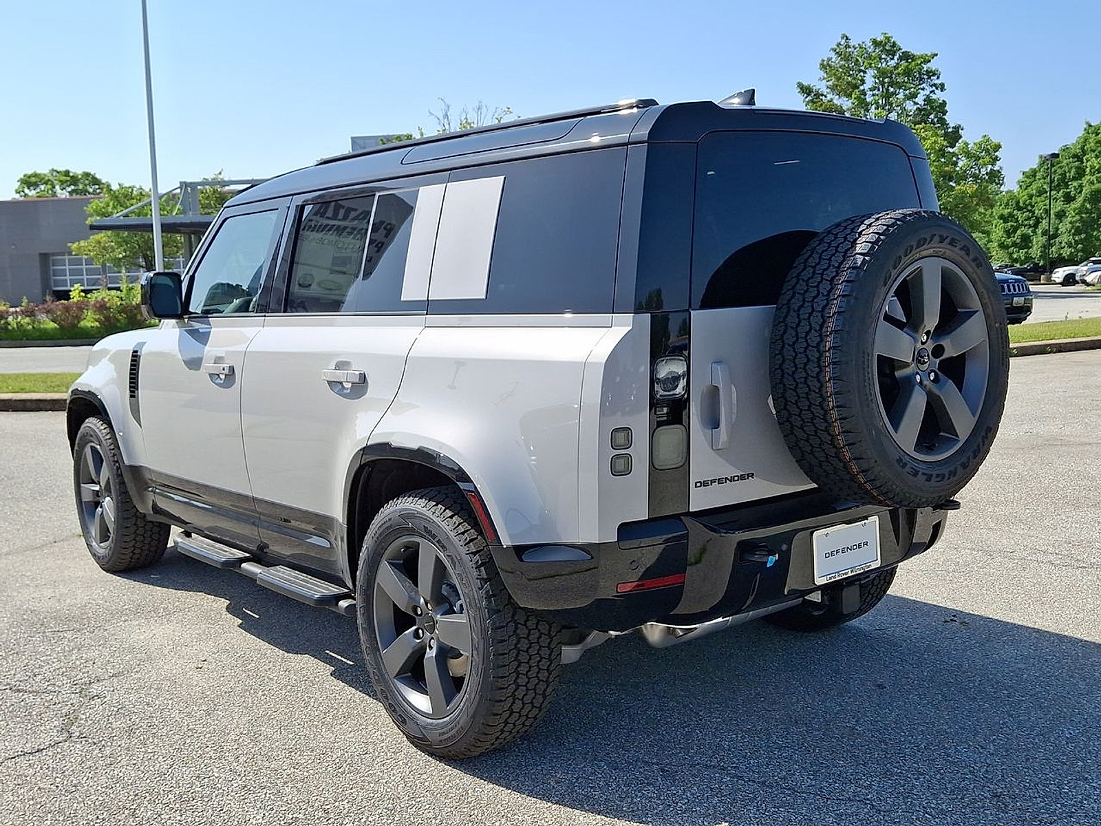 New 2026 Land Rover Defender 110 X-Dynamic SE AWD/4WD image 16