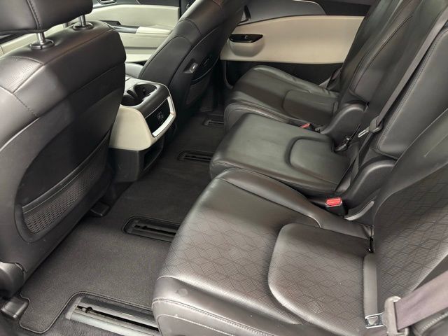 Used 2024 Kia Carnival LX FWD image 11