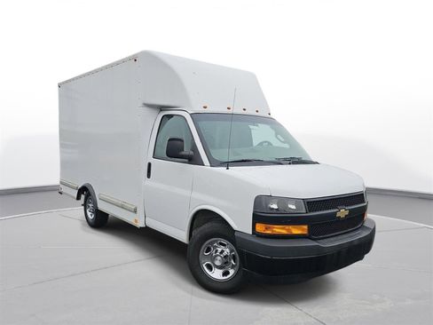 Used 2018 Chevrolet Express 3500 w/ Driver Convenience Package image 3