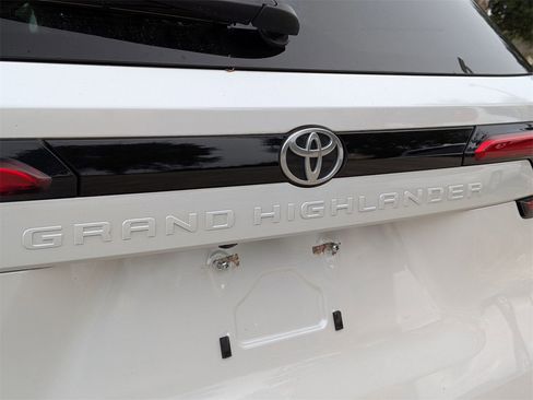 Used 2024 Toyota Grand Highlander XLE image 6