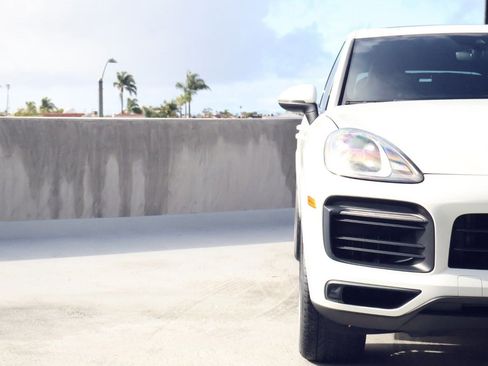 Certified 2023 Porsche Cayenne Platinum Edition image 12
