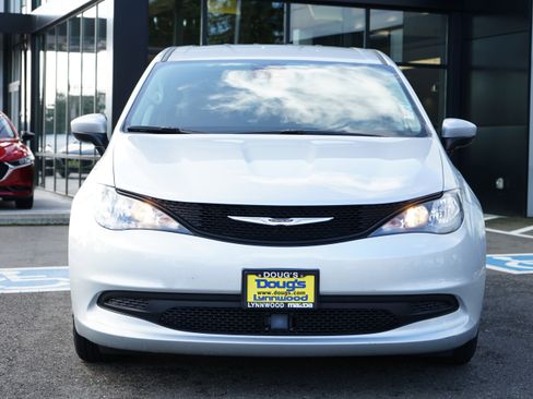 Used 2023 Chrysler Voyager LX image 8