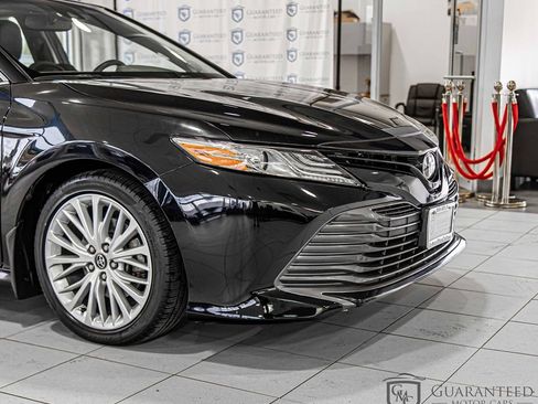 Used 2020 Toyota Camry XLE image 3