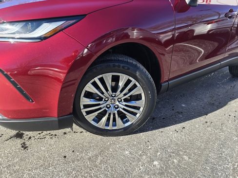 Certified 2023 Toyota Venza XLE image 2