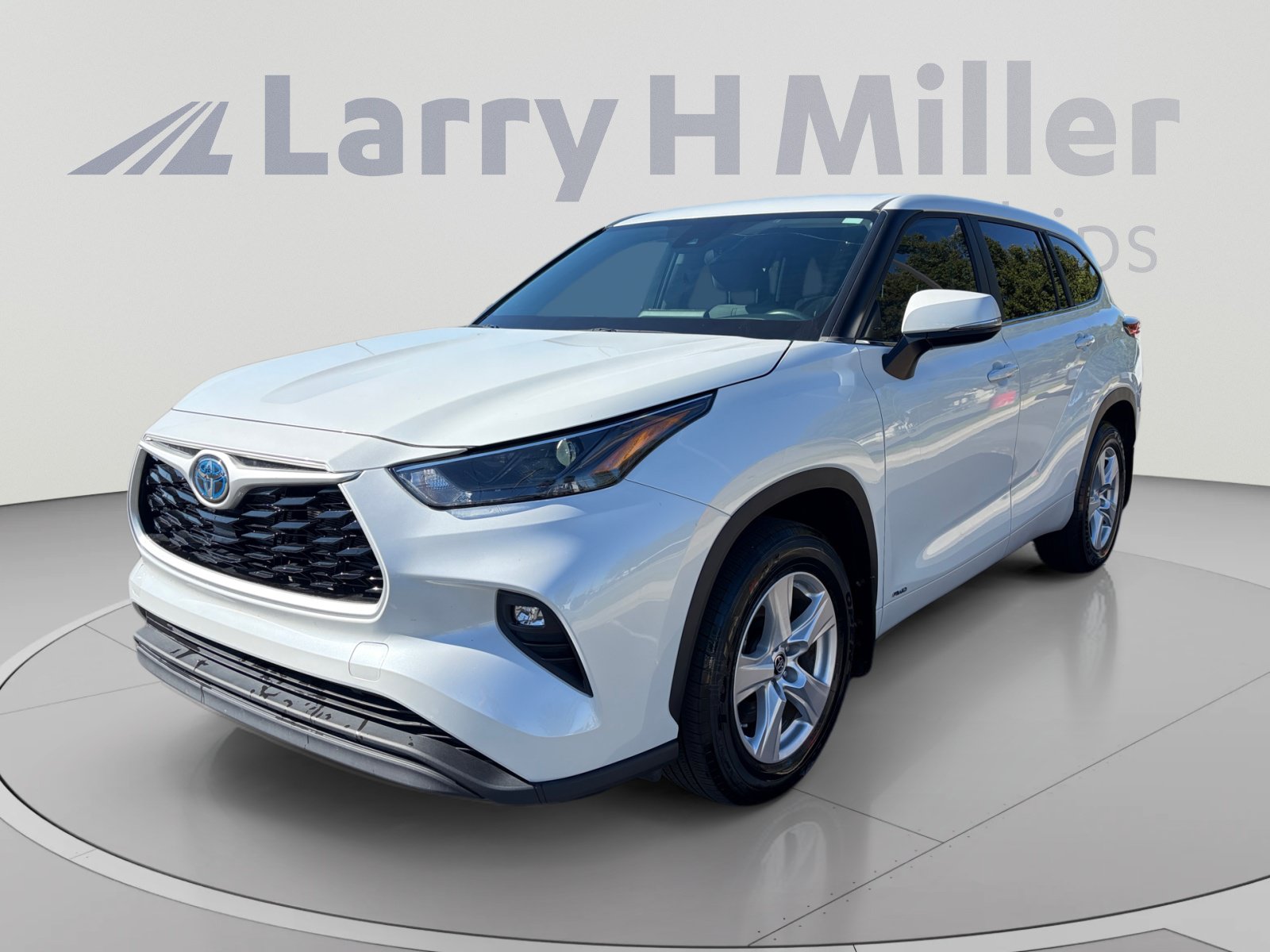 Used 2023 Toyota Highlander LE AWD/4WD image 1