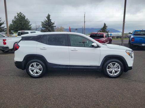 Used 2024 GMC Terrain SLE AWD/4WD image 2