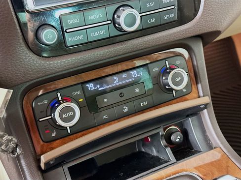 Used 2013 Volkswagen Touareg TDI image 17