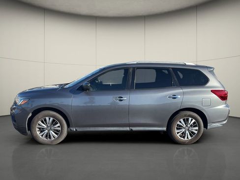 Used 2018 Nissan Pathfinder SV image 4