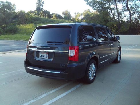 Used 2012 Chrysler Town & Country Limited w/ Luxury Group image 8