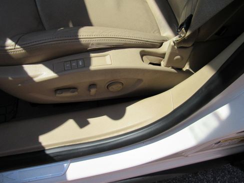 Used 2011 Buick LaCrosse CXL w/ Luxury Package FWD image 17