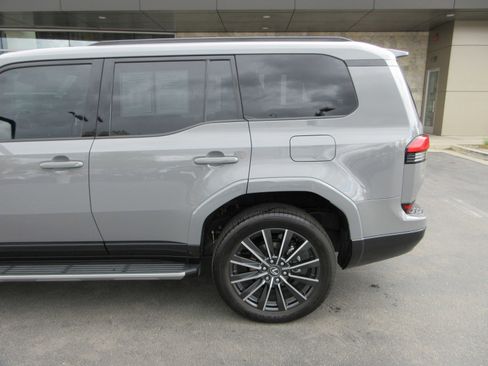 Used 2025 Lexus GX 550 w/ Accessory Package (Z1) image 4