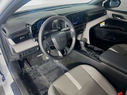 Used 2025 Toyota Camry SE FWD image 11