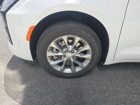 New 2027 Chrysler Pacifica Select AWD/4WD image 8