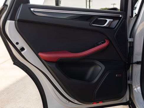 Certified 2023 Porsche Macan image 36