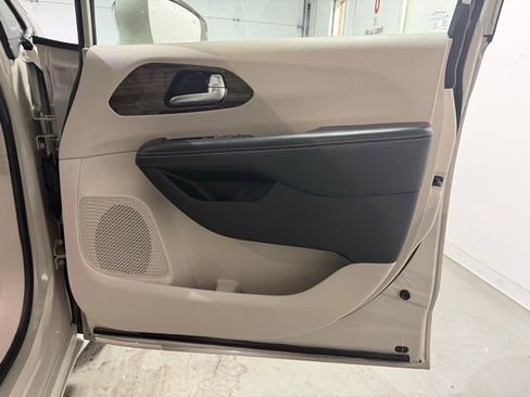 Used 2021 Chrysler Pacifica Limited image 19