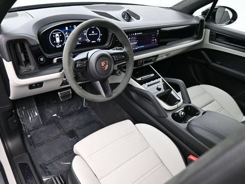 Certified 2026 Porsche Cayenne GTS AWD/4WD image 4