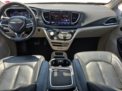 Used 2022 Chrysler Pacifica Touring-L FWD image 12